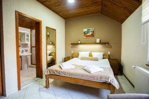 Katil atau katil-katil dalam bilik di Guest House Vila Alexandar