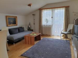 sala de estar con sofá y mesa en Hofstätter Ferienwohnung, en Fliess