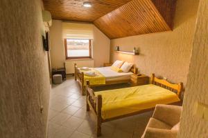 Ruang duduk di Guest House Vila Alexandar