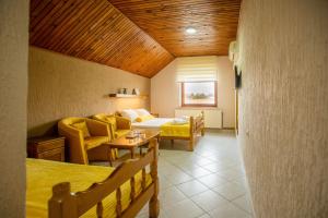 Katil atau katil-katil dalam bilik di Guest House Vila Alexandar