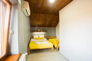 Katil atau katil-katil dalam bilik di Guest House Vila Alexandar