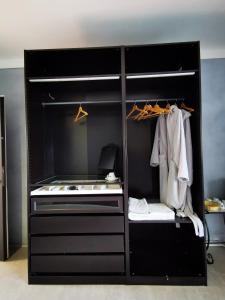a black cabinet with a stove in a room at Relais Du Port in Santa Teresa Gallura