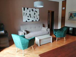 salon z kanapą i 2 krzesłami w obiekcie B&B SALento Garden w mieście Lecce