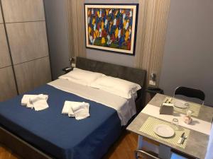 pokój z łóżkiem, stołem i obrazem w obiekcie B&B SALento Garden w mieście Lecce