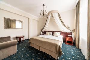 Łóżko lub łóżka w pokoju w obiekcie Parisel Palace Centrum Konferencyjno-Wypoczynkowe Klimki pod Łukowem