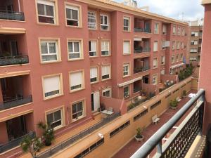 un edificio de apartamentos con vistas desde el balcón de un edificio en Apartamento de 4 dormitorios a tan sólo 2,5 km de la Playa San Juan en San Juan de Alicante
