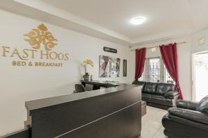 Posezení v ubytování Fast Hous Syariah Bogor Mitra RedDoorz