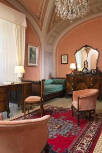 a living room with a piano and a mirror at Villa Farinella in Viterbo