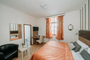 ein Hotelzimmer mit einem Bett und einem Schreibtisch in der Unterkunft Fränkischer Gasthof-Hotel zum Koppen in Gemünden