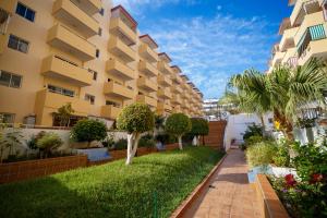 a view of the courtyard of a apartment building at LOS ANGELES APARTMENT Los Cristianos in Los Cristianos