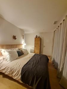 una camera da letto con un grande letto con lenzuola e cuscini bianchi di OXPIRA a Palaja
