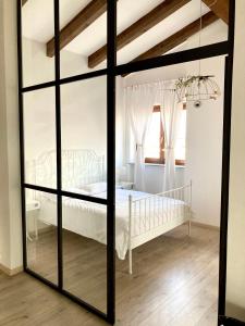 Postel nebo postele na pokoji v ubytování Castel Apartment + 51 fotografií