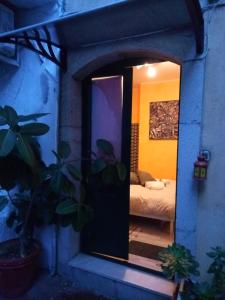 Posteľ alebo postele v izbe v ubytovaní "Private Room" stanza privata with private bathroom - shared kitchen and beautiful terrace on Taormina Center Hostel Taormina