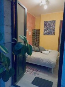 Posteľ alebo postele v izbe v ubytovaní "Private Room" stanza privata with private bathroom - shared kitchen and beautiful terrace on Taormina Center Hostel Taormina