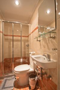 Koupelna v ubytování Mirabello Hotel + 37 fotografií