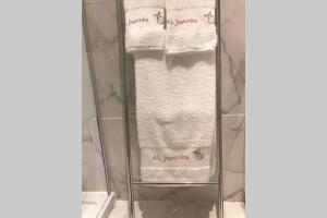 toallero con toallas en la ducha en Alojamento Joaninha Douro 1, en Peso da Régua