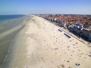una vista aérea de una playa con gente en ella en Résidence About Malo RDC avec jardin lumineux à 2 pas de la plage en Dunkerque