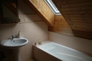 a bathroom with a sink and a bath tub at Całoroczny dom wakacyjny Kotkowo 93 in Kotkowo +25 photos