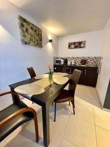 uma sala de jantar com mesa e cadeiras e uma cozinha em Nocturno em La-Roche-en-Ardenne