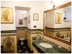 La salle de bains est pourvue d'un lavabo et d'un miroir. dans l'établissement La Pieve Di Sant'Andrea, à Maggiano