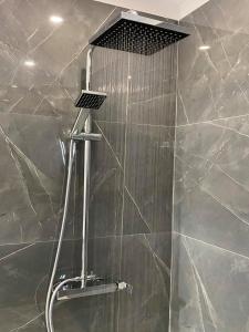 een douche met een douchekop in de badkamer bij Napa Court 2 in Ayia Napa