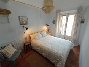 Łóżko lub łóżka w pokoju w obiekcie Les Magranes Bed & Breakfast