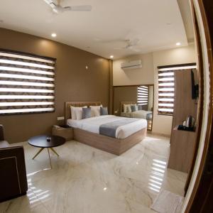 Un pat sau paturi într-o cameră la Hotel Vishal Imperial
