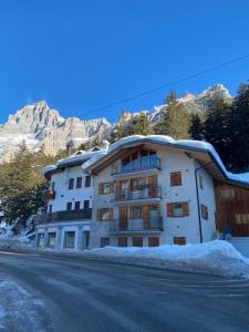 um edifício ao lado de uma montanha com neve em Homely Cortina Ready Experience em San Vito di Cadore