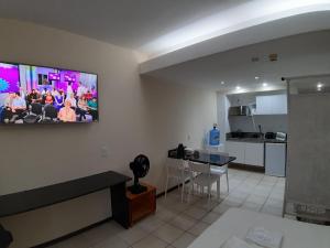 un soggiorno con cucina e sala da pranzo di Flat beira mar, Olinda 4 Rodas 313 a Olinda