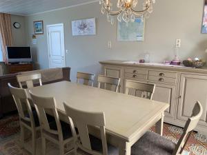 une salle à manger avec une table et des chaises dans l'établissement Vakantie-woning, à Sint Kruis 8 autres photos