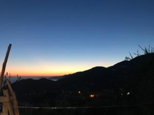 una vista de la puesta de sol desde la cima de una montaña en Cottage La Terrazza, en Levanto