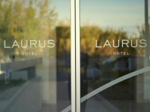 Certifikát, hodnocení, plakát nebo jiný dokument vystavený v ubytování Laurus Hotel