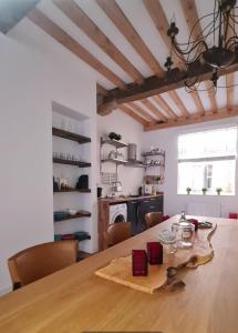 cocina y comedor con mesa de madera en Appartement Mes Amis Delft, en Delft