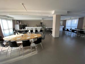 Reštaurácia alebo iné gastronomické zariadenie v ubytovaní Ilga Hotel