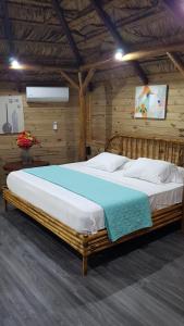 Tempat tidur dalam kamar di Hotel Bugabutik