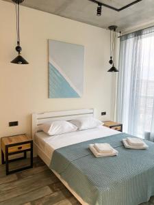 ein Schlafzimmer mit einem Bett mit zwei Handtüchern darauf in der Unterkunft New Coast Apartaments Odessa near sea in Odessa