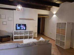 sala de estar con sofá y TV en Appartamento di Claudia in campagna, Locazione turistica, en Spoleto
