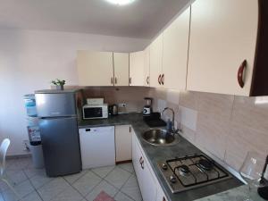 Kuchyň nebo kuchyňský kout v ubytování Apartmani Callista