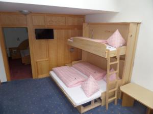 
Двухъярусная кровать или двухъярусные кровати в номере Pension Seighof
