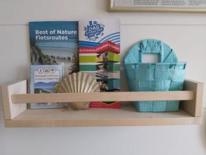 a shelf with some toys and books on it at Dulce Tierra - vakantiewoning in Zoutelande