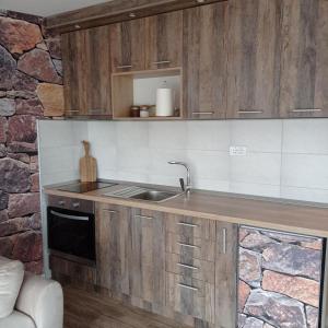 Kuchyň nebo kuchyňský kout v ubytování LAKI apartman