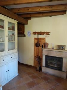 a kitchen with a fireplace in a room at Casa Llayo in Aliezo