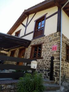 un edificio con ventana y valla en Casa Llayo, en Aliezo