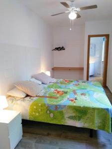 - une chambre avec un grand lit et une couette colorée dans l'établissement Casa el Patio del Limón, con piscina, à Montecorto 17 autres photos