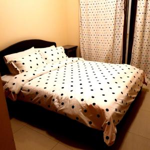 Giường trong phòng chung tại قرية الحمرا راس الخيمة