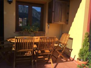 Fotografia z galérie ubytovania PRECIOSO CHALET JUNTO A POTES CON PISCINA-4 Hab,3 Baños v destinácii Ojedo