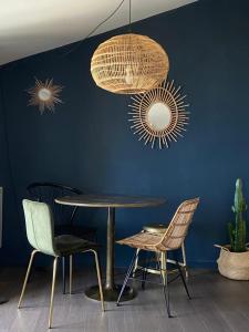 a dining room with a table and chairs at Appartement Casaluna - Casadibastia - Vue mer Citadelle in Bastia