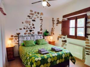 sypialnia z łóżkiem z zieloną kołdrą w obiekcie Villa Huerta Nacimiento w mieście Montecorto +25 zdjęć