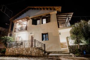 阿莫利亚尼岛AIORA yard的一间前面有楼梯的房子