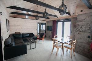 ein Wohnzimmer mit Sofa und Tisch in der Unterkunft Unique Cottage in Tórshavn in Tórshavn